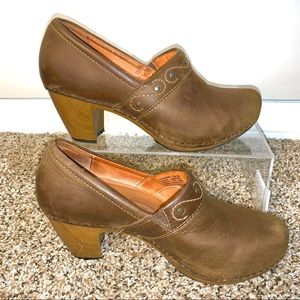 Dansko Burnished Brown Leather Clogs. Sz 8.